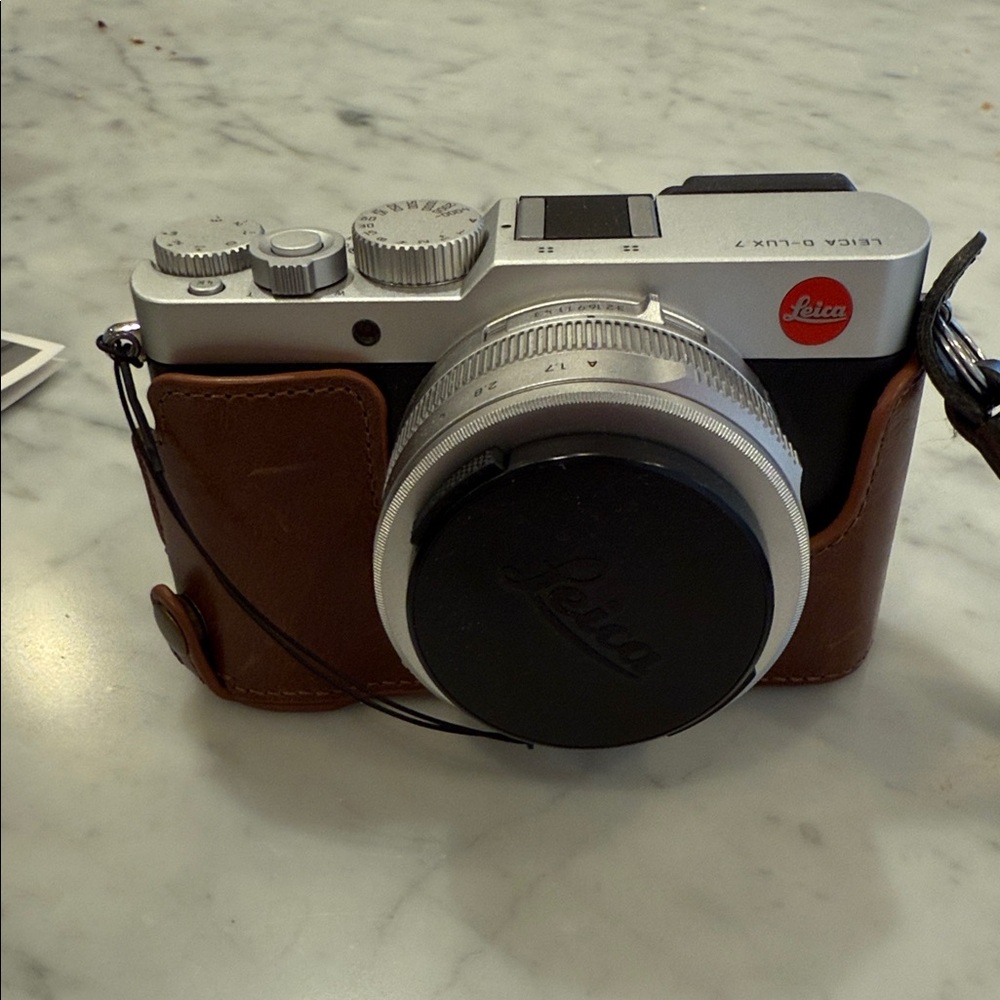 Leica D Lux 7 with case and box.